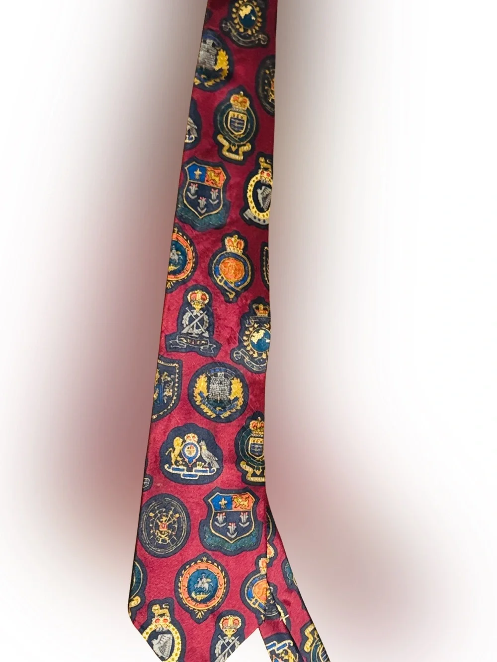 Men's Crest Motif Silk Tie in Burgundy